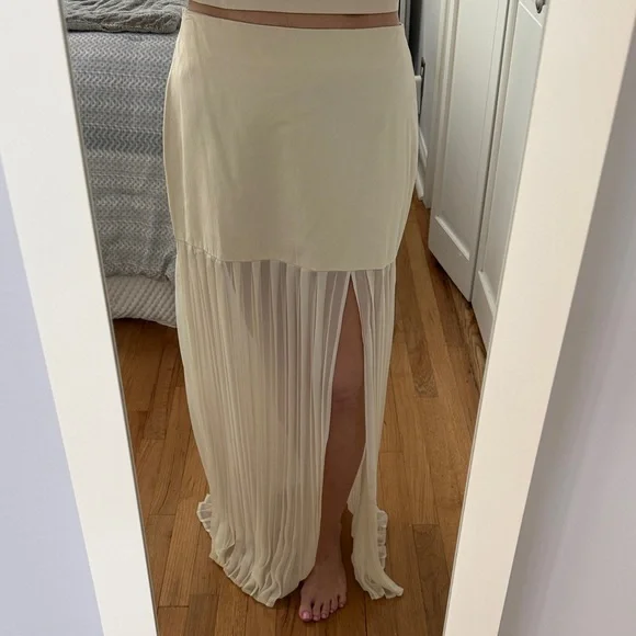 Women's Cream High-Slit Pleated Maxi Skirt and Matching Cropped Shirt - Picture 4 of 8
